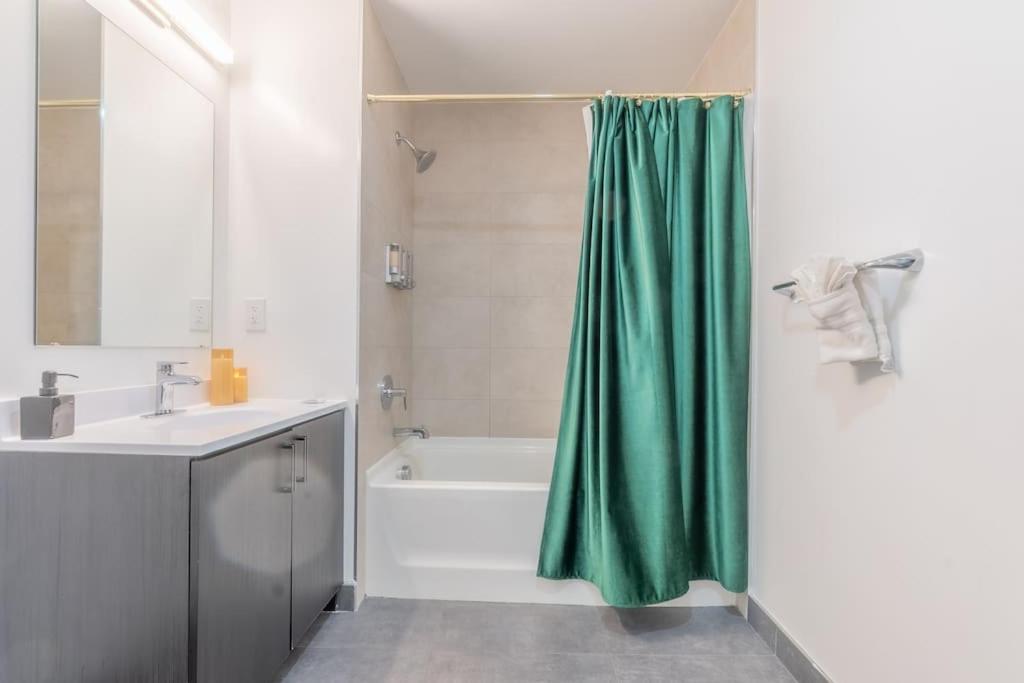 2 Bedroom 2 Bath Suite, Near American Dream And The Airport, Free Parking, King Bed And 2 Queen Beds, Washer And Dryer Orange エクステリア 写真