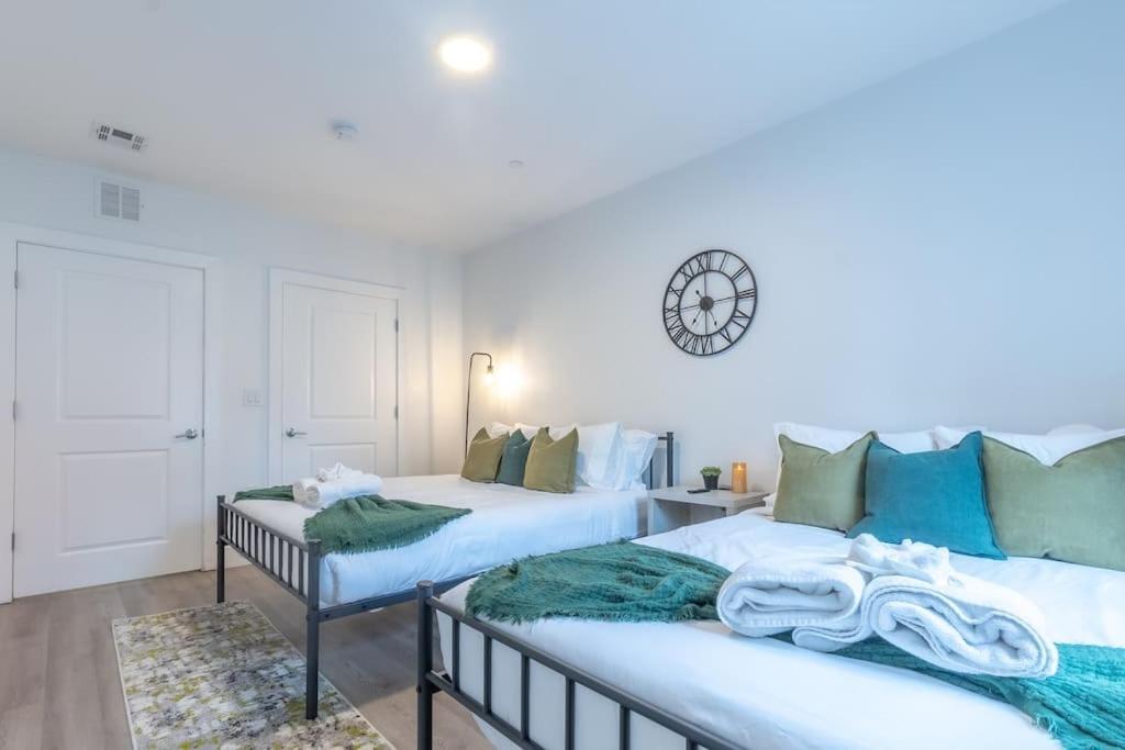 2 Bedroom 2 Bath Suite, Near American Dream And The Airport, Free Parking, King Bed And 2 Queen Beds, Washer And Dryer Orange エクステリア 写真