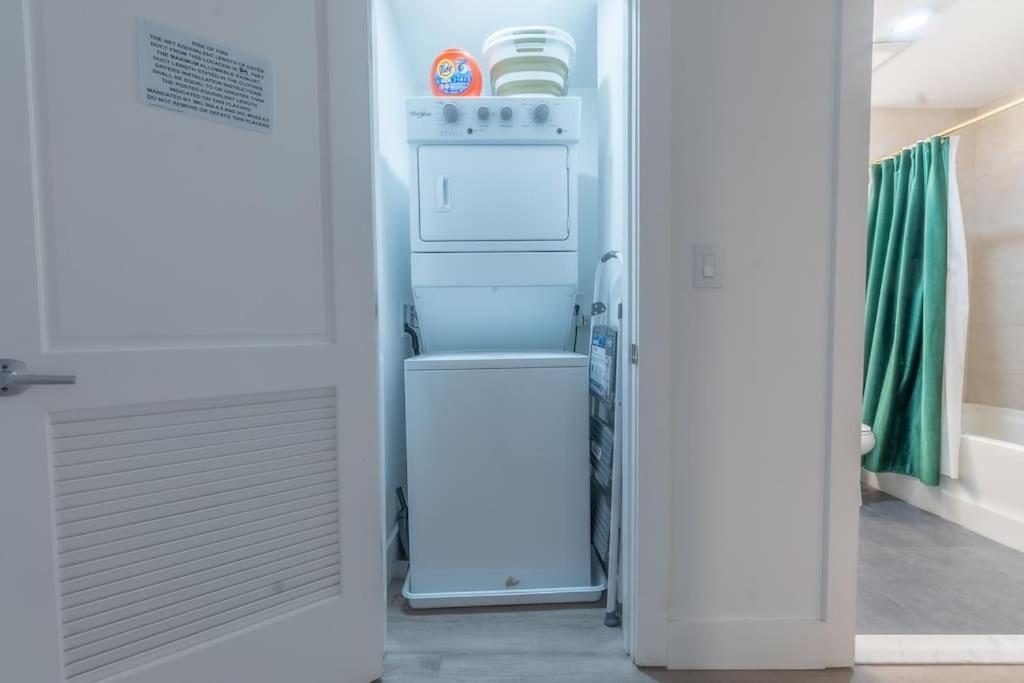2 Bedroom 2 Bath Suite, Near American Dream And The Airport, Free Parking, King Bed And 2 Queen Beds, Washer And Dryer Orange エクステリア 写真