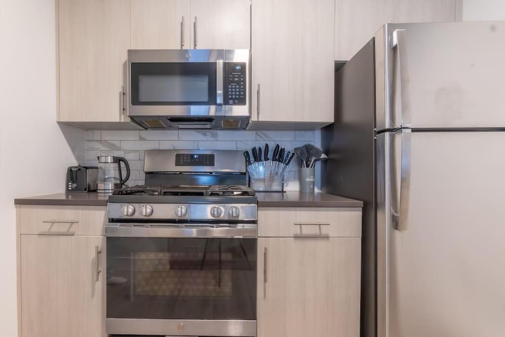 2 Bedroom 2 Bath Suite, Near American Dream And The Airport, Free Parking, King Bed And 2 Queen Beds, Washer And Dryer Orange エクステリア 写真