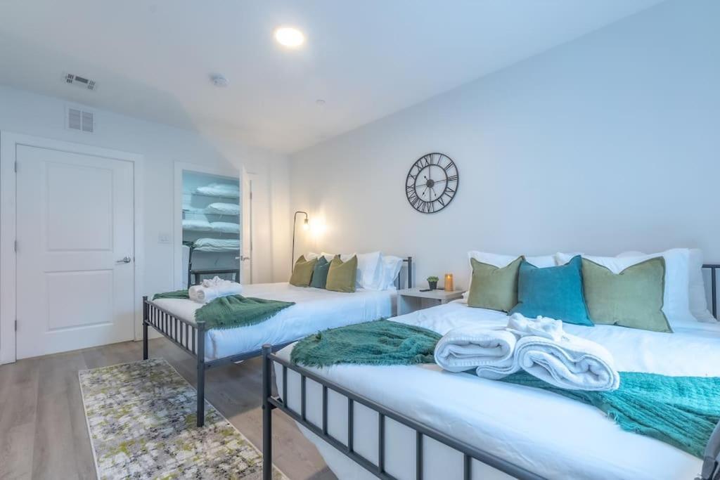 2 Bedroom 2 Bath Suite, Near American Dream And The Airport, Free Parking, King Bed And 2 Queen Beds, Washer And Dryer Orange エクステリア 写真