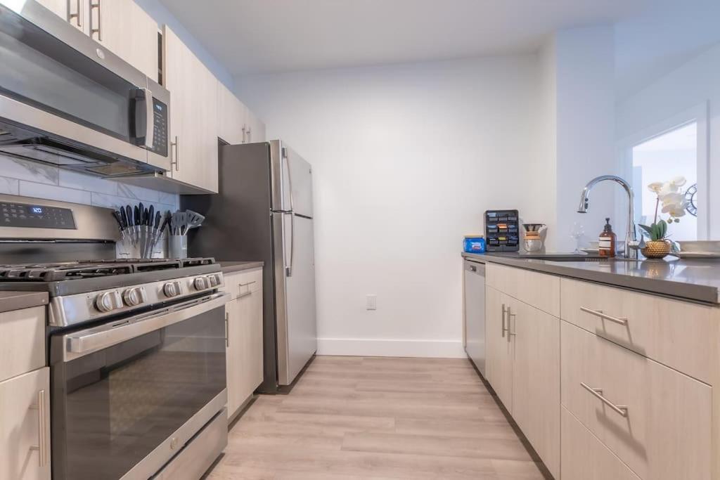 2 Bedroom 2 Bath Suite, Near American Dream And The Airport, Free Parking, King Bed And 2 Queen Beds, Washer And Dryer Orange エクステリア 写真