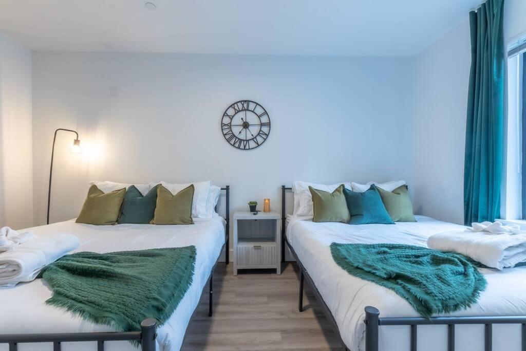 2 Bedroom 2 Bath Suite, Near American Dream And The Airport, Free Parking, King Bed And 2 Queen Beds, Washer And Dryer Orange エクステリア 写真