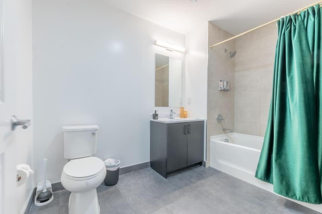 2 Bedroom 2 Bath Suite, Near American Dream And The Airport, Free Parking, King Bed And 2 Queen Beds, Washer And Dryer Orange エクステリア 写真